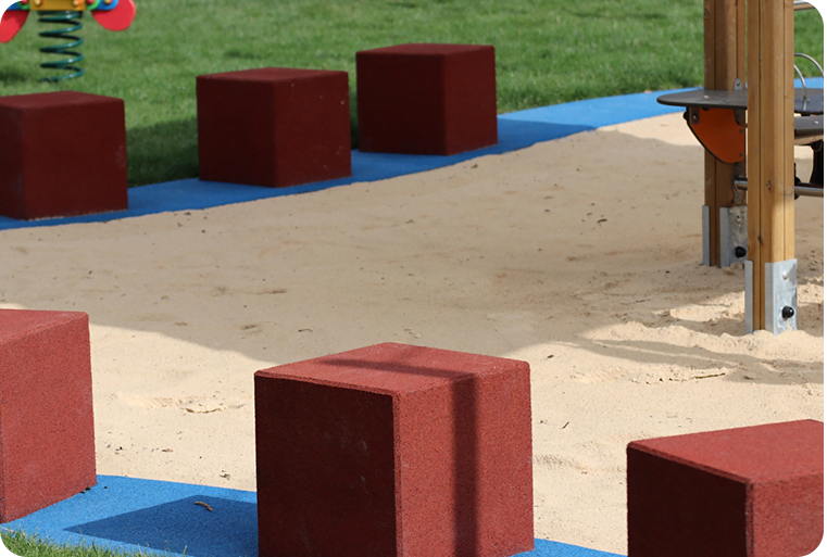 Gumowe sześciany na placu zabaw