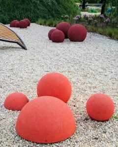 Kule i półkule 3 Gumowe kule w parku