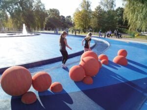 Kule i półkule 2 gumowe kule przy fontanny