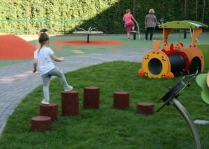 Palisady 8 steppery gumowe na placu zabaw